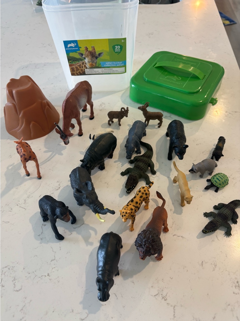 Safari Animal Playset with Carrying Case - Kids Toys, 20 pieces safari bucket